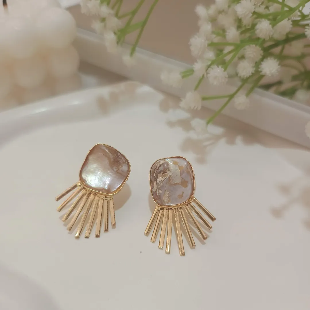 Stunning pair of golden earrings