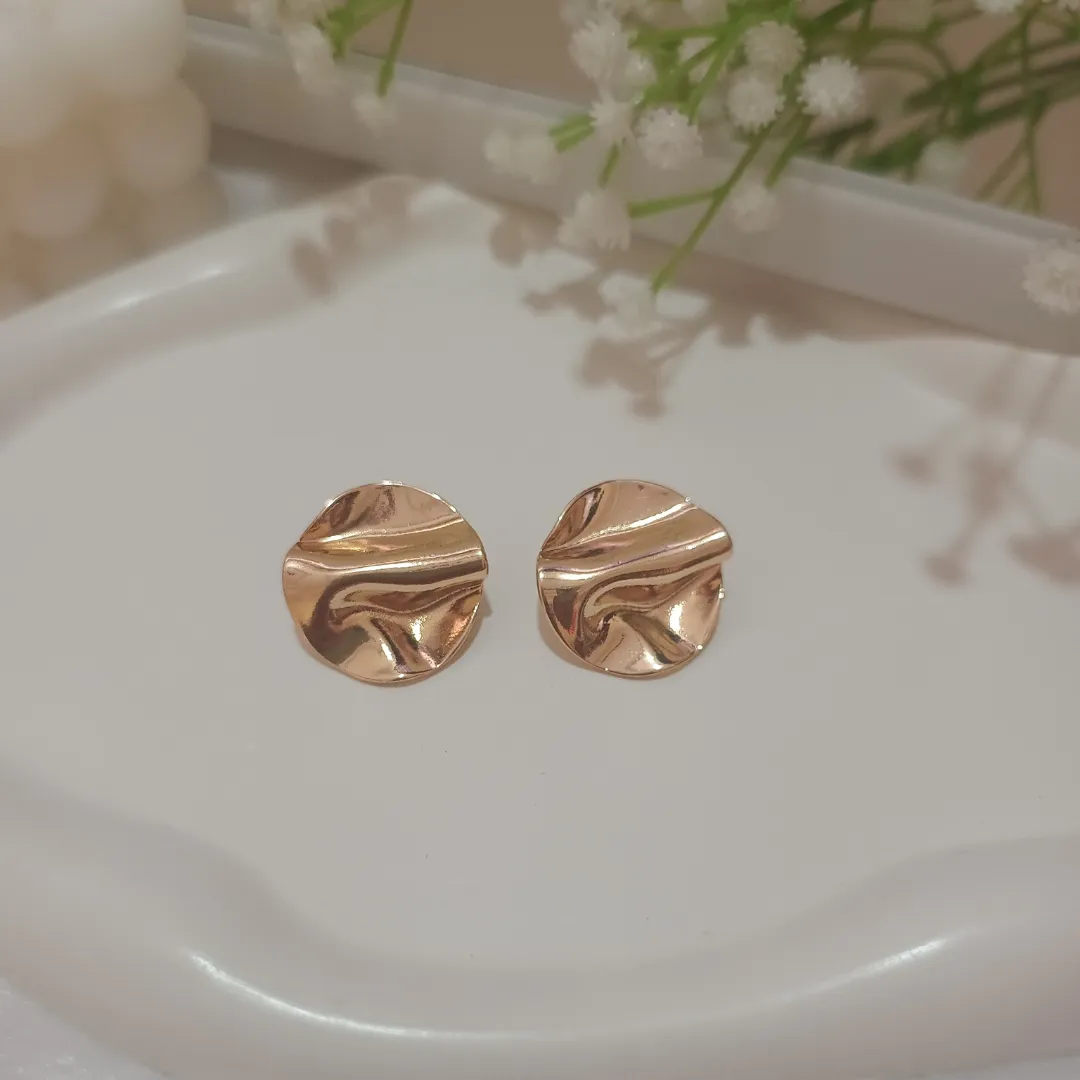 Exquisite golden stud earrings